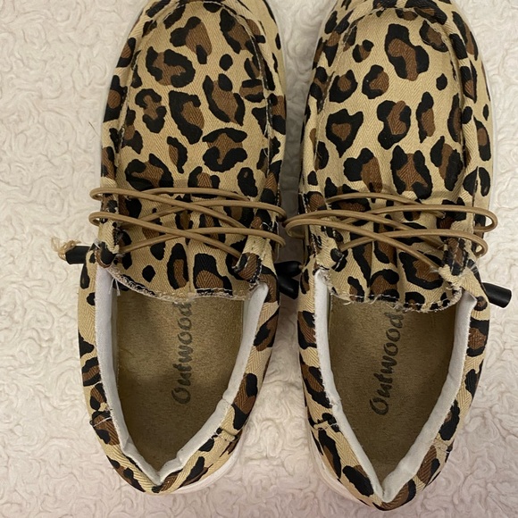 Leopard Print  out woods Size 7 women canvas shoes - Picture 5 of 10
